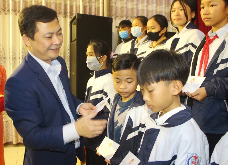 Ông Đặng Ngọc Châu – Phó Chủ tịch UBND tỉnh Hà Tĩnh trao học bổng cho học sinh.