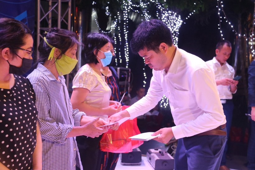 Nhà báo Nguyễn Văn Dũng - Trưởng đại diện Báo GD&TĐ khu vực Bắc Trung Bộ trao những suất quà nhỏ đến các hộ dân nghèo tại thành phố Hà Tĩnh.