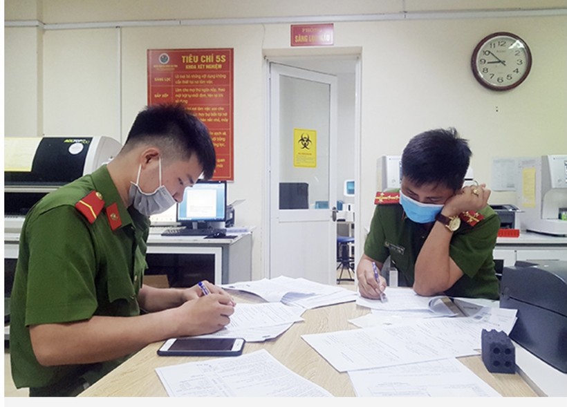 Chiến sĩ công an tỉnh Hà Tĩnh làm thủ tục trước khi vào hiến máu.