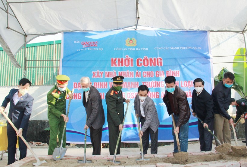 Lãnh đạo tỉnh, lãnh đạo Công an Hà Tĩnh cùng các nhà hảo tâm khởi công xây dựng nhà nhân ái cho đại úy Đình Văn Mạnh.