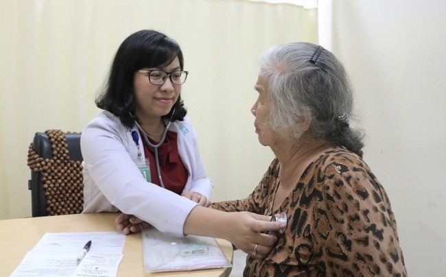 Bác sĩ CKII. Trần Thị Thùy Dung đang khám cho bệnh nhân (Ảnh: BVCC)
