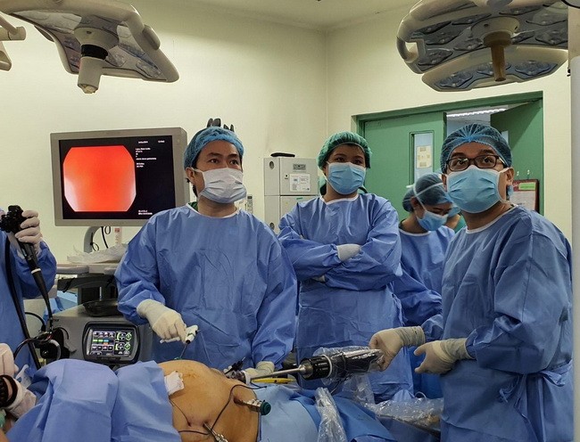 Bác sĩ Bệnh viện Bình Dân TP.HCM  trong ca phẫu thuật bằng robot tại Bệnh viện Philippine General Hospital. (Ảnh: BVCC)