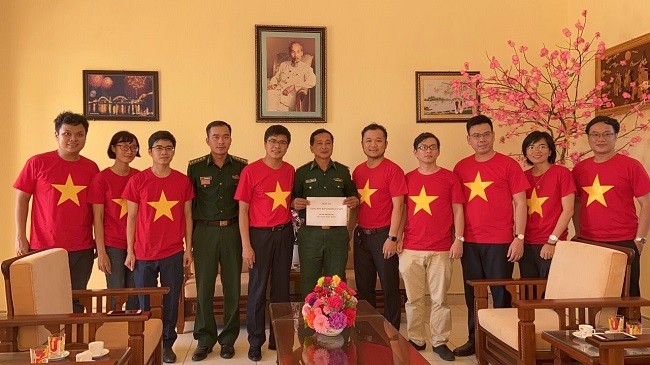 Đại diện Ban tổ chức tặng quà cho các đơn vị thuộc huyện Lý Sơn -Quảng Ngãi (Ảnh:BTC)