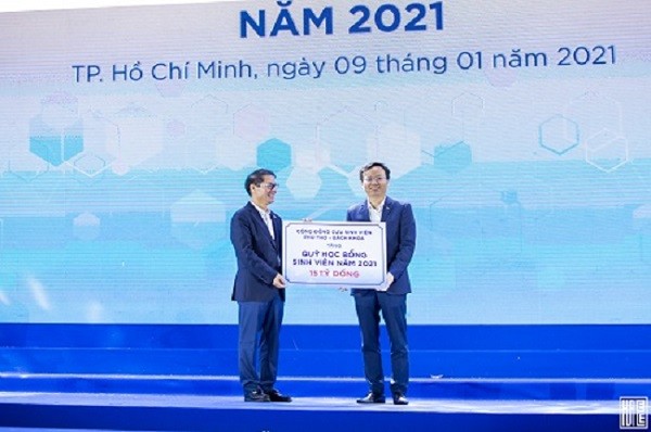 Ông Trần Bá Dương - Chủ tịch Ban đại diện cộng đồng Phú Thọ - Bách khoa (bên trái) trao biểu trưng 15 tỷ đồng cho PGS.TS Mai Thanh Phong- Hiệu trưởng nhà trường
