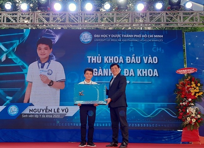 GS.TS. Nguyễn Thanh Long – Quyền Bộ trưởng Bộ Y tế tặng máy tính cho  thủ khoa Nguyễn Lê Vũ -sinh viên Y đa khoa 2020