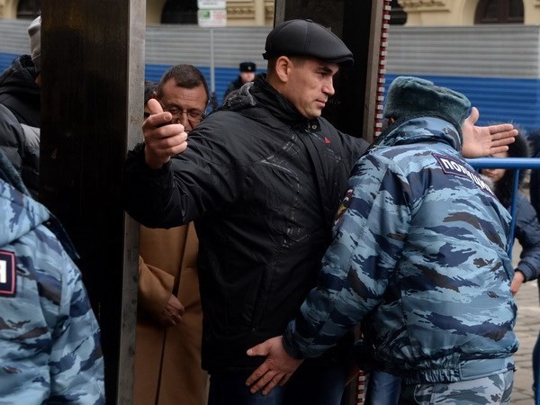 Cảnh sát Nga kiểm tra người qua lại trên quảng trường Đỏ ở thủ đô Moskova ngày 31/12/2013. (Nguồn: AFP/TTXVN)