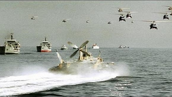 Biên đội tàu chiến Iran trong một cuộc diễn tập trên biển 