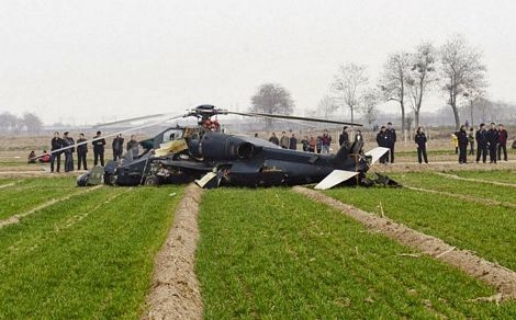 Chiếc trực thăng nằm trên cánh đồng sau vụ tai nạn.