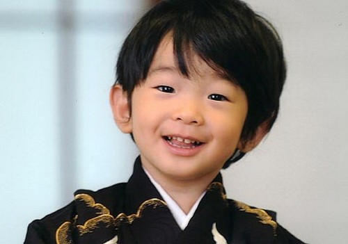 Hoàng tử Akishino bố của cậu bé đã cho Hoàng tử bé – người sẽ kế nhiệm ngai vàng theo một bước ngoặt khác 
