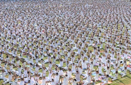 Ấn Độ: 5.000 học sinh và giáo viên cùng tập Yoga