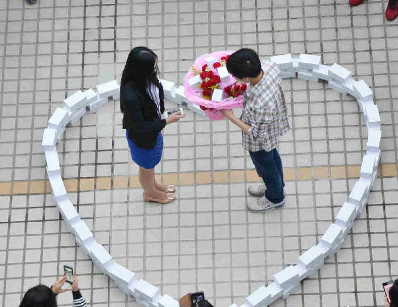 99 chiếc Iphone 6 tạo hình trái tim và 3 chiếc được cắm trong bó hoa để cầu hôn bạn gái.