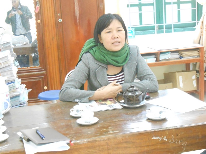  Cô Đinh Thị Hường – Phó Hiệu trưởng Trường THCS Dân tộc nội trú huyện Thạch Thành (Thanh Hóa) trao đổi sự việc