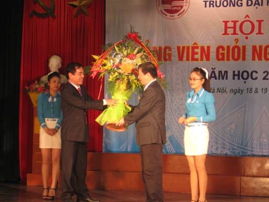 Ông Nguyễn Hải Thập - Phó Cục trưởng Cục Nhà giáo & Cán bộ quản lý cơ sở giáo dục (Bộ GD&ĐT) tặng hoa cho nhà trường