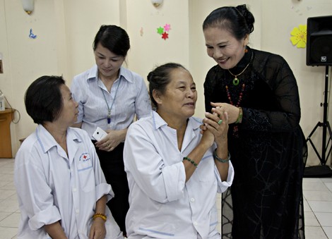 Nghệ nhân Nguyễn Hồng Oanh và bệnh nhân tại một bệnh viện. Ảnh: Kim Phương.