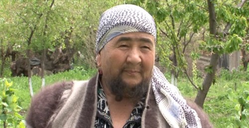 Mỗi người một chiêu, có thể bạn không tin ảnh trên là... bà Mukhtabor Toraeva 65 tuổi sống tại Turbat, Kazakhstan giữ chồng nhờ... bộ râu rất "nữ tính" của mình.
