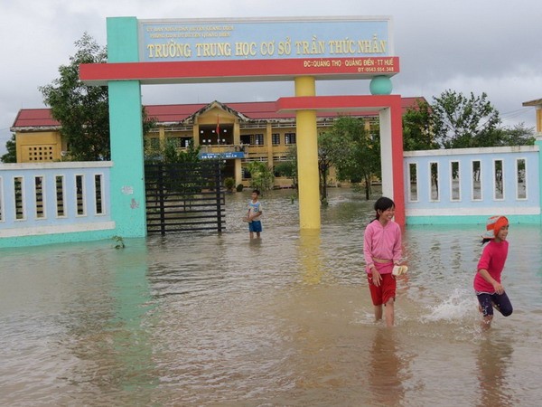 Thừa Thiên- Huế: Học sinh vùng ngập lũ được nghỉ học