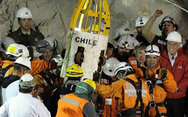 Người thợ mỏ Chile đầu tiên được đưa lên mặt đất từ độ sâu 700 mét trong niềm vui vỡ òa của lực lượng giải cứu.