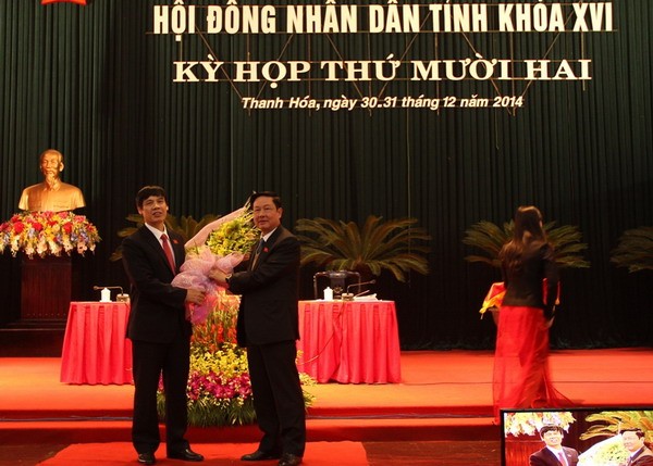 Nguyễn Đình Xứng (bên trái) được bầu giữ chức vụ Chủ tịch UBND tỉnh Thanh Hóa, nhiệm kỳ 2011 - 2016. Ảnh: Nguyễn Quỳnh