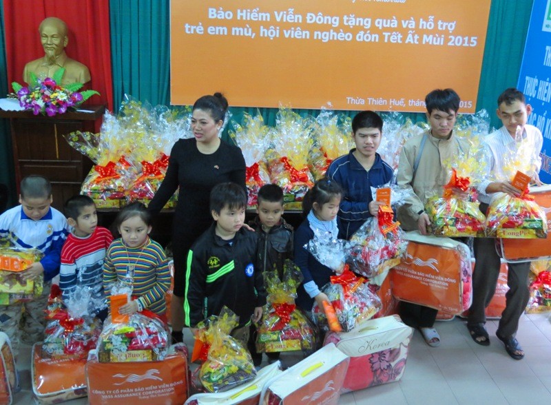 Bà Đỗ Thị Kim Liên tặng quà cho các trẻ em khiếm thị