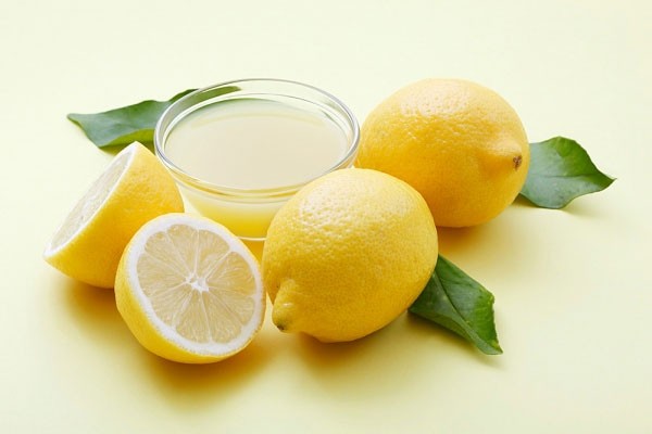 Vitamin C trong chanh có tác như một chất làm khô da, khiến nốt mụn nhanh chóng biến mất.