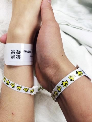 Vợ chồng Diễm Hương nắm chặt tay nhau sau khi cô vừa sinh xong.