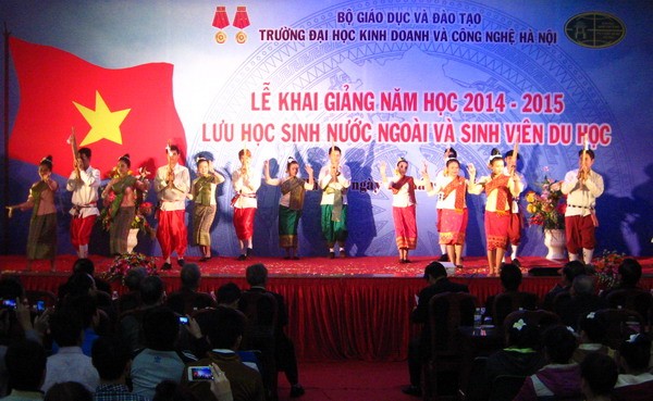 Tiết mục văn nghệ chào mừng năm học mới của lưu học sinh Lào