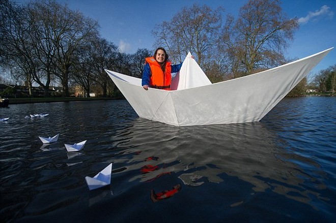 Kinh ngạc người phụ nữ chèo con thuyền giấy trên sông