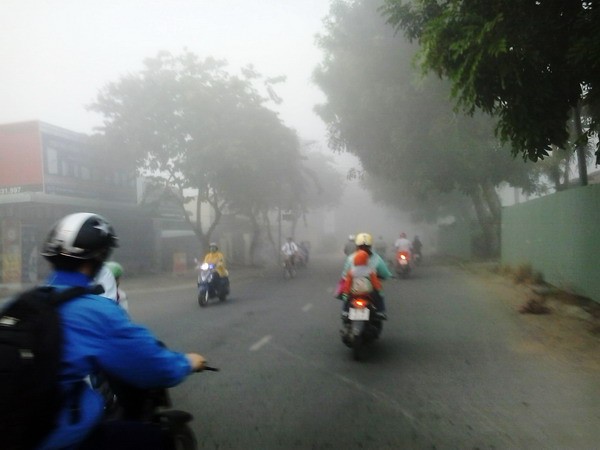 Sương mù dày đặc trên địa bàn TP Cao Lãnh, Đồng Tháp (ảnh chụp lúc 7 giờ ngày 21/1)