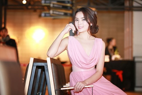 Hoa hậu Kỳ Duyên thướt tha với đầm màu hồng