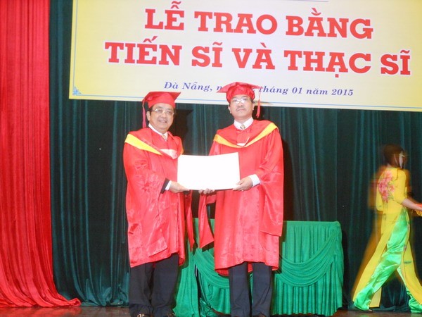 Ông Trần Văn Nam – Giám đốc ĐH Đà Nẵng trao bằng cho tân Tiến sĩ.