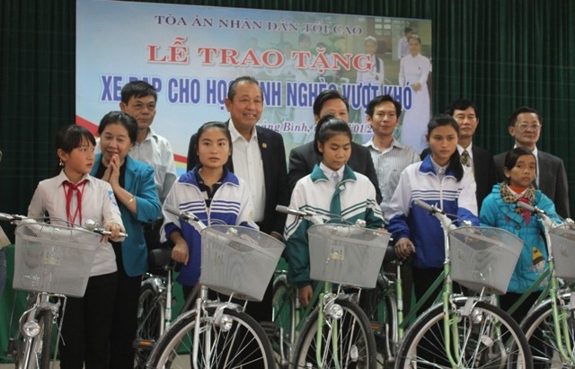 Quảng Bình: Tặng 50 xe đạp cho học sinh nghèo vượt khó