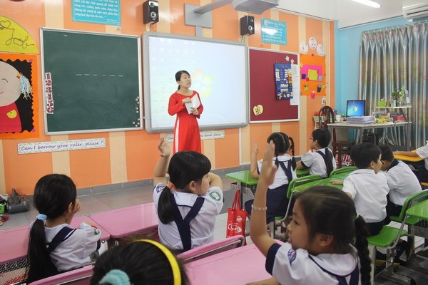 Cô và trò Trường TH Nguyễn Văn Trỗi (quận 4) trong giờ học tiếng Anh 