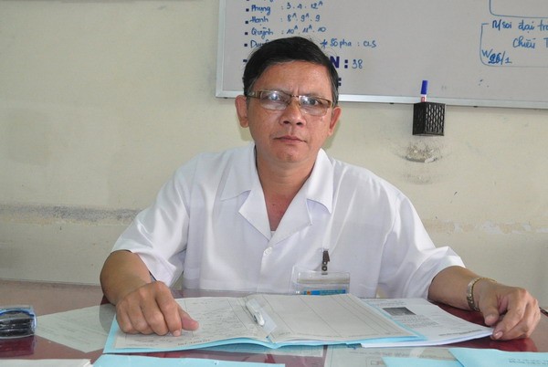  Bác sĩ Thạch Khuôn - Trưởng Khoa nội 1, Bệnh viện Đa khoa tỉnh Sóc Trăng trao đổi về các trường hợp ngộ độc so biển. 
