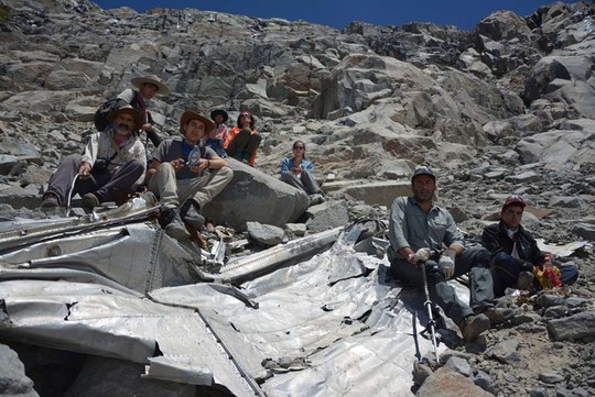 Nhóm leo núi của Lower Lopez bên thân chiếc máy bay mất tích cách đây 53 năm. Ảnh:AP