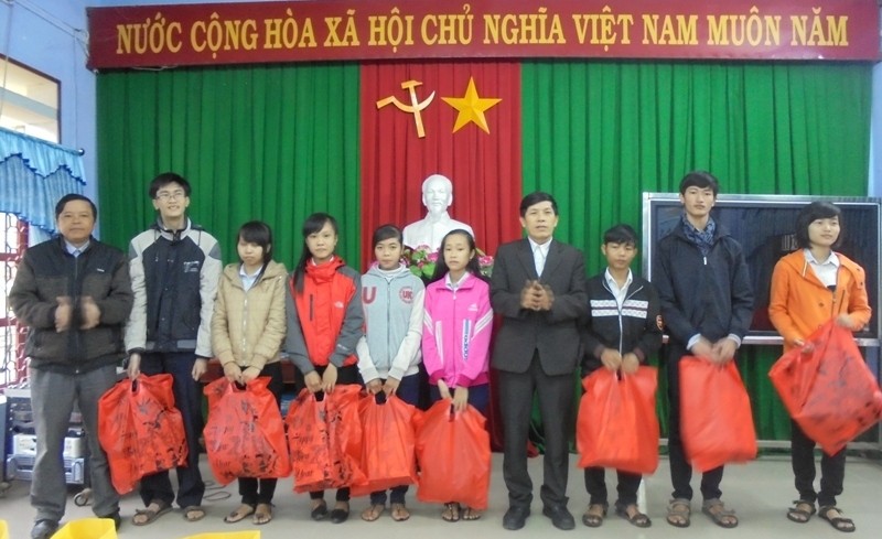 Đại diện BGH, Giáo viên trường THPT Nguyễn Đình Chiểu tặng quà Tết cho các em học sinh có hoàn cảnh khó khăn 