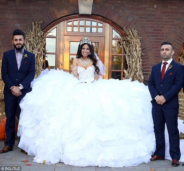 Chiếc váy cưới nặng 50kg, được làm từ 365 mét vải