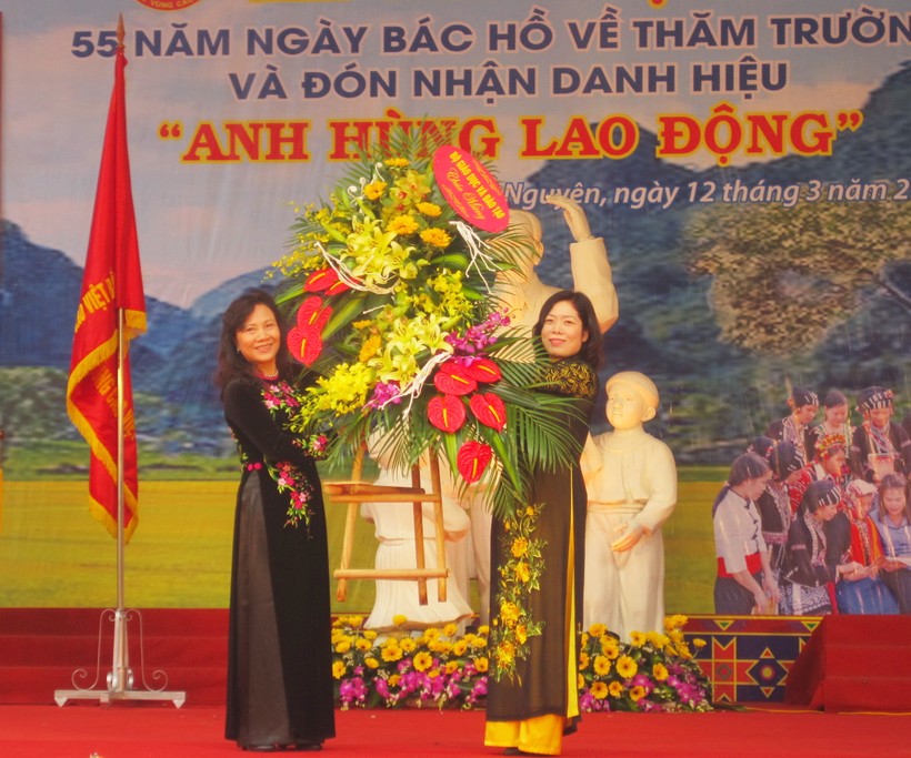 Thứ trưởng Bộ GD&ĐT Nguyễn Thị Nghĩa tặng hoa cho nhà trường