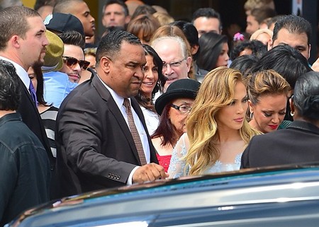 Jennifer Lopez thu hút sự chú ý của báo giới khi xuất hiện tại buổi công chiếu bộ phim hoạt hình Home ở Los Angeles, Mỹ.