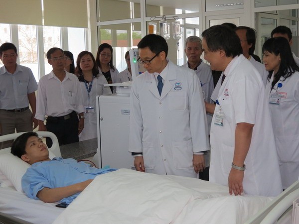 Phó Thủ tướng Vũ Đức Đam thăm cơ sở điều trị tại Bệnh viện T.Ư Huế