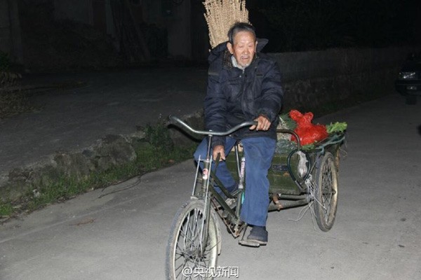 Cha già 84 tuổi bán rau kiếm tiền cứu con