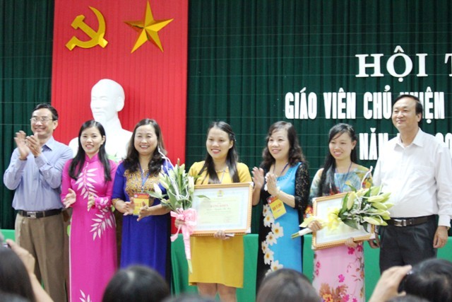 Lãnh đạo Sở GD&ĐT tỉnh Quảng Bình trao giải cho hai giáo viên trường TH Chu Văn An đạt giải nhất trong kỳ thi