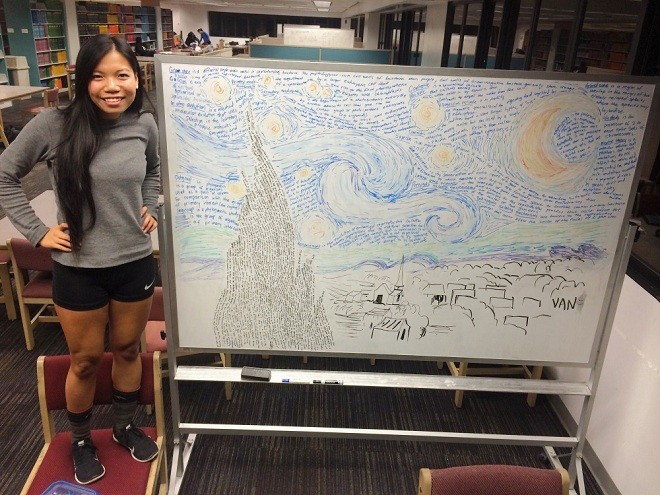 Vân bên tác phẩm Starry Night của mình. Bức tranh do cô vẽ từ các ghi chú của bộ môn Sinh học.