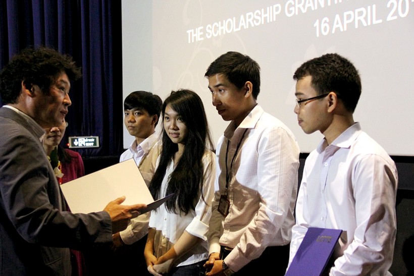 Giám đốc Lotte Mart trao học bổng cho sinh viên