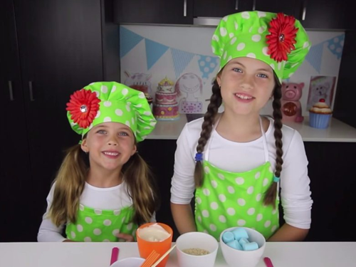 Hai chị em Charli và Ashlee kiếm tiền khủng nhờ dạy nấu ăn trên youtube.
