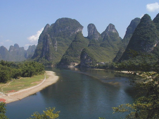 Với người Trung Quốc, những ngọn núi có phong cảnh thơ mộng và gần sông là nơi lý tưởng để yên giấc ngàn thu. Ảnh: blogspot.com
