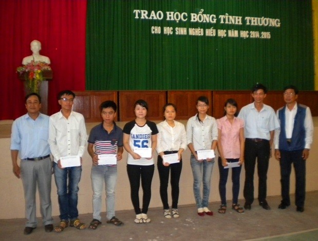 Trao 100 suất học bổng cho học sinh, sinh viên nghèo Hương Trà