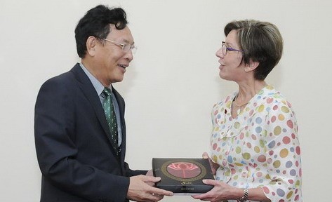 Bộ trưởng Phạm Vũ Luận trao quà lưu niệm cho bà Gail Gago - Bộ trưởng Bang Nam Úc 