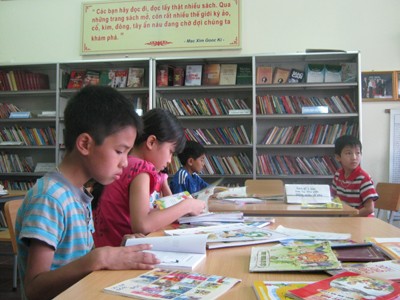 Các em nhỏ đọc sách tại thư viện làng Đại Mão - Ảnh: VGP/Nguyễn Thắng