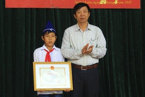 Học sinh dân tộc Thái vinh dự nhận bằng khen của Bộ trưởng