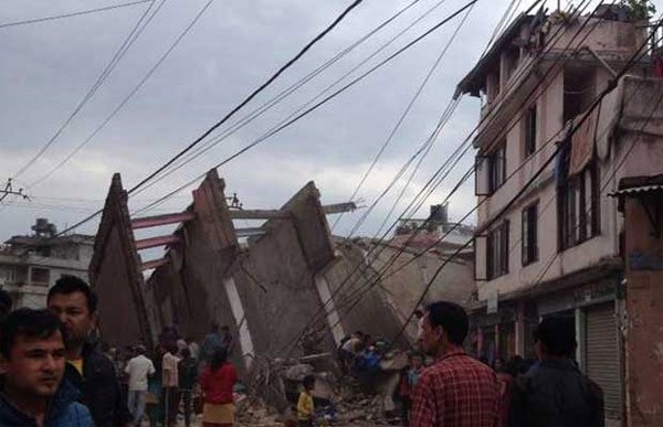 Trận động đất trưa nay phá hủy một số tòa nhà ở phía tây thủ đô Kathmandu. (Ảnh: Twitter)